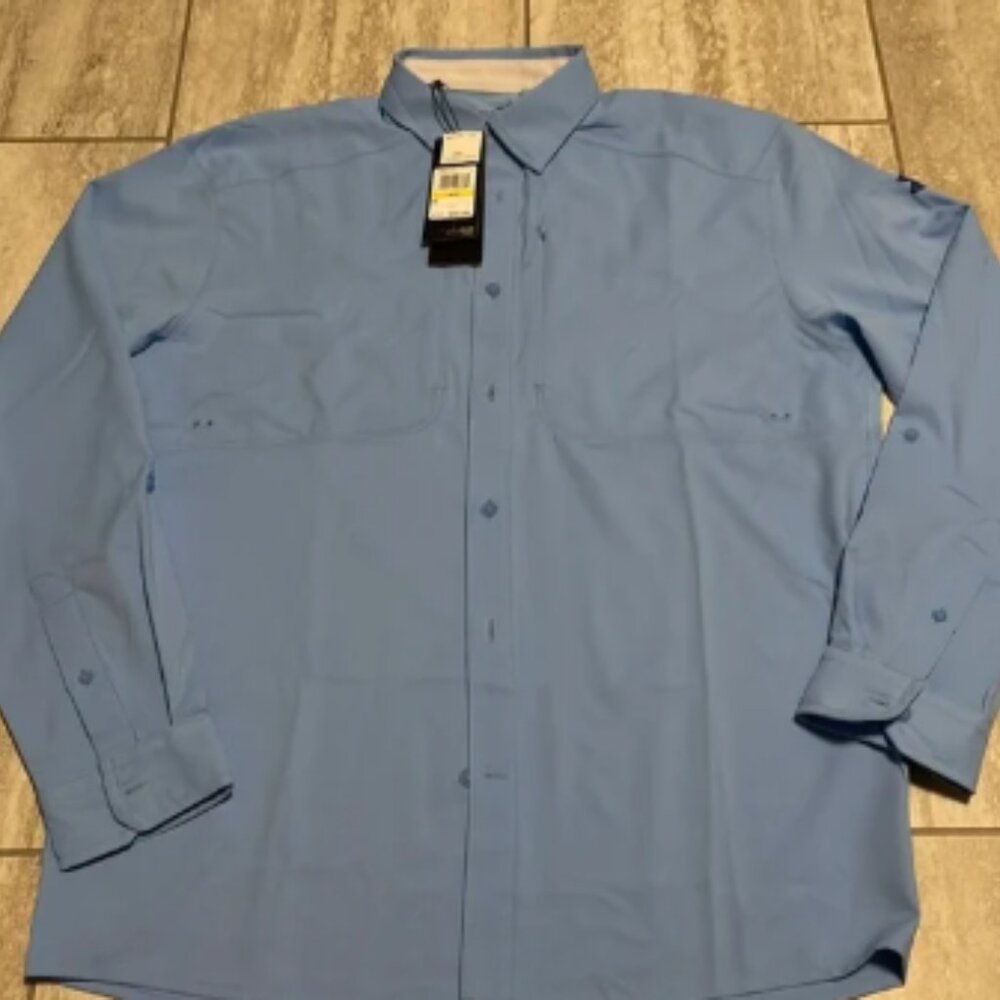 Under armour long sleeves,heat gear,has 2 front pockets with zipper,button up M
